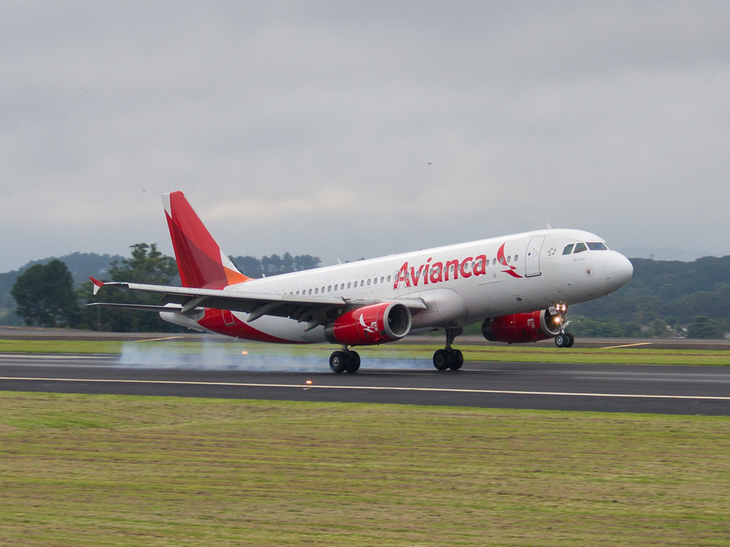 Aerolínea es multada en El Salvador por transportar a un pasajero con Covid-19