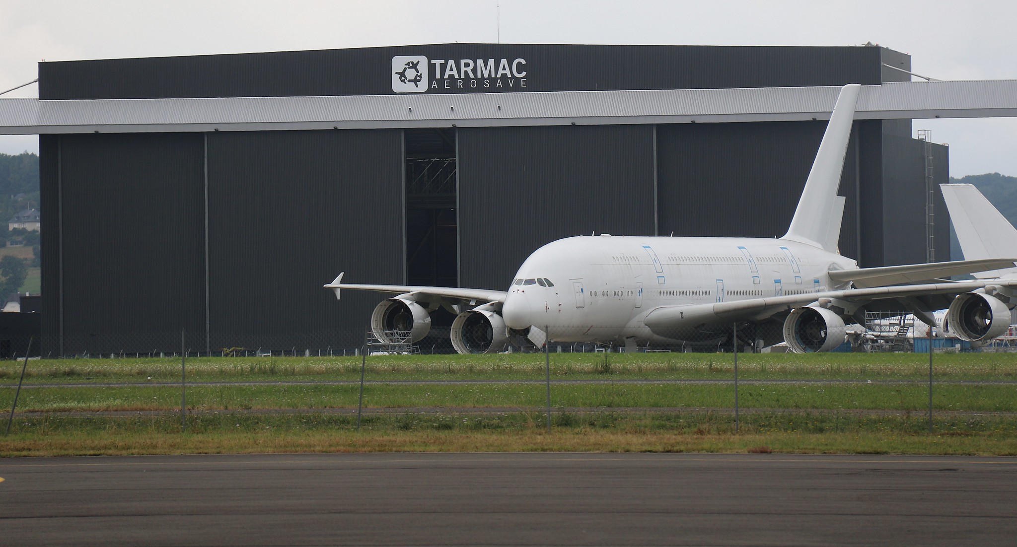 Aviones de todo el mundo esperando para volver a volar