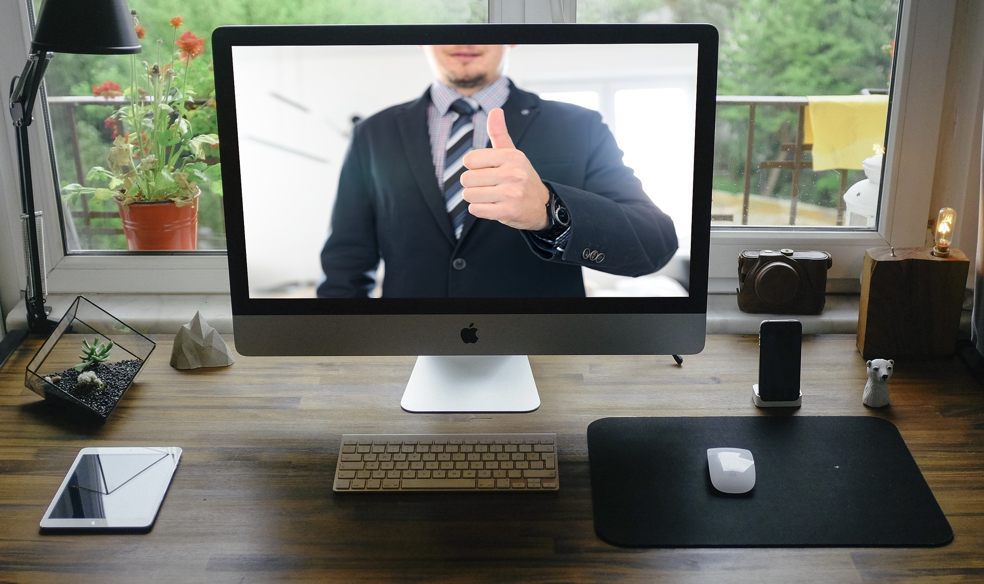 Top 4 applications for video conferencing to face the COVID-19